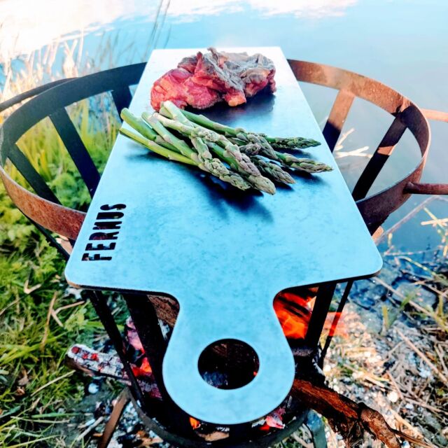 ⁠Buiten koken is met onze FirePlate wel heel eenvoudig. Als je vuur kunt maken heb je niet meer nodig dan deze handige grillplaat. Gooi er wat groenten op en een lekker stukje vlees of vis... en je uitgebalanceerde maaltijd is weer klaar.😇⁠
⁠
⁠
⁠
#voedsel #lekkereten #watetenwevandaag #lekker #foodoftheday #culinair #culinaireinspiratie #genieten  #foodphotos⁠ #DYI #design #designinspiration #firetable #firetables #firetableseason #firetablecooking #vuurschaal #buiten #buitenkeuken #buitenkoken #buitenkokenophoutvuur #outdoorcooking #outdoorcookingisthebest #fireplate